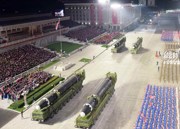 북한 열병식에 등장한 대륙간탄도미사일(ICBM) '화성-15' [뉴시스]