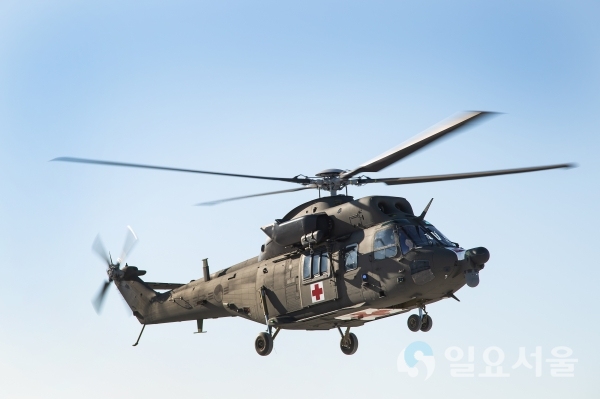 한국항공우주산업(주)가 생산 육군에 납품한 의무후송전용헬기(KUH-1M : Korean Utility Helicopter-1 Medevac)