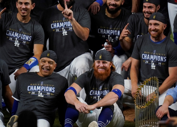 2020시즌 메이저리그(MLB) 우승 직 후 마스크를 쓰지 않은 채 기쁨을 만끽하며 사진 촬영을 하고 있는 코로나19 확진자 저스틴 터너의 모습이다.