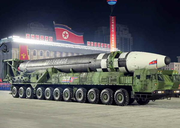 북한 신형 대륙간탄도미사일(ICBM)과 11축 이동식발사차량(TEL) [뉴시스]