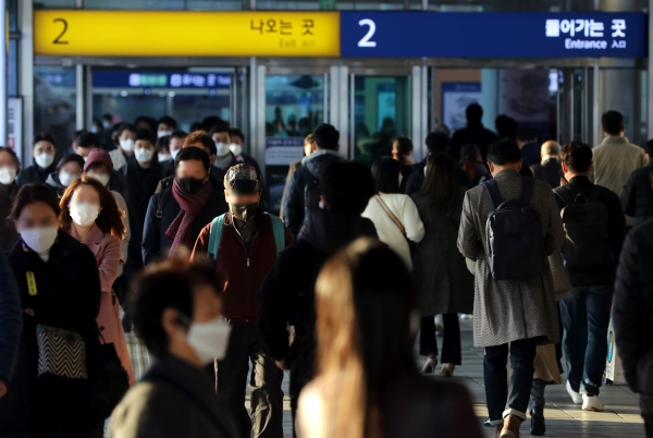 전국 대부분 지역의 아침 기온이 5도 이하로 떨어지며 출근길 추위가 이어지고 있는 5일 서울 용산구 서울역에서 시민들이 출근길 발걸음을 재촉하고 있다. 2020.11.05.[뉴시스]