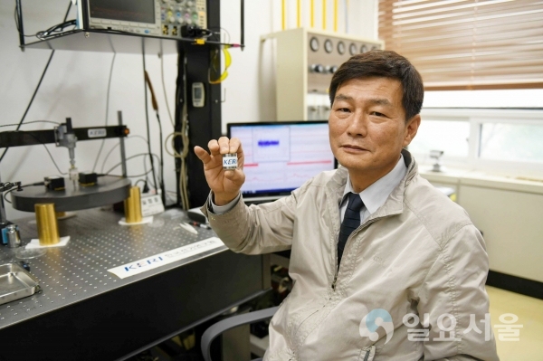 한국전기연구원 김인성 박사가 '프리앰프 내장 탄성파 전기 센서'를 들고 포즈를 취하고 있다.