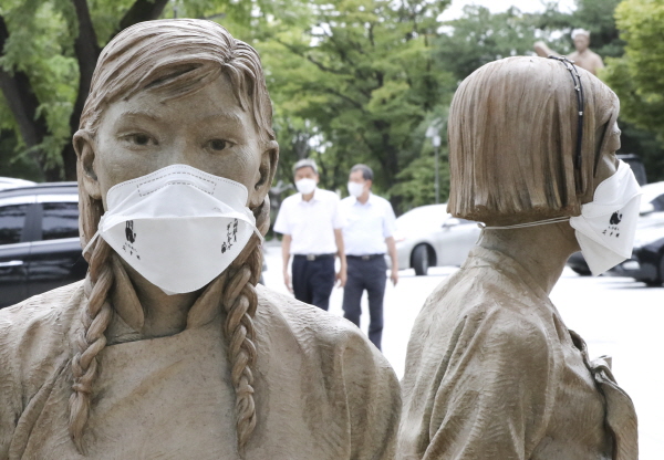 안중근 의사의 말 새겨진 마스크 쓴 일본군 위안부 피해자 기림비 [뉴시스]