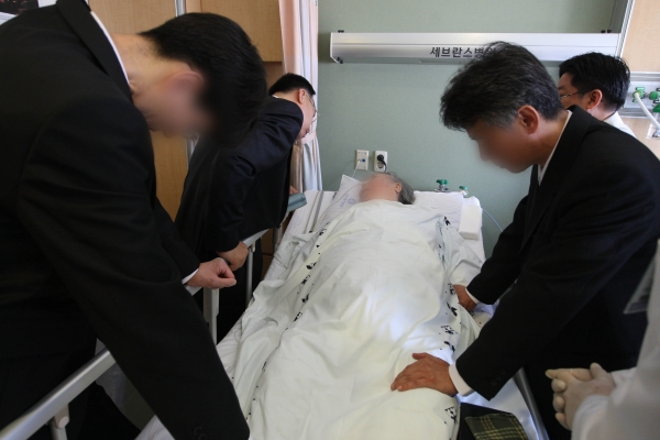 지난 2009년 연세세브란스병원에서 국내 첫 연명의료 중단을 통한 존엄사를 치르신 김 할머니(77)를 지켜보는 가족들과 의료진의 모습 [뉴시스]