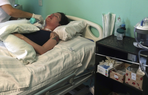 페루 심리학자 아나 에스트라다가 수도 리마의 자택 침대에서 산소 공급을 받고 있다. 합법적으로 생을 마감하고 싶으나 페루 정부는 의학적 도움으로 생을 마감하는 것을 허용하지 않는다고 전했다. [사진=뉴시스]