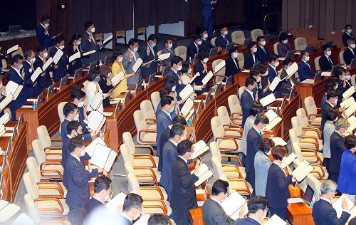 여야 국회의원들이 지난 7월 16일 서울 여의도 국회 본회의장에서 열린 21대 국회 개원식에서 국회의원 선서를 하고 있다.뉴시스