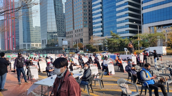 민주노총은 14일 오후 2시 서울 영등포구 여의도공원 앞에서 전국노동자대회·전국민중대회를 개최했다. [뉴시스]