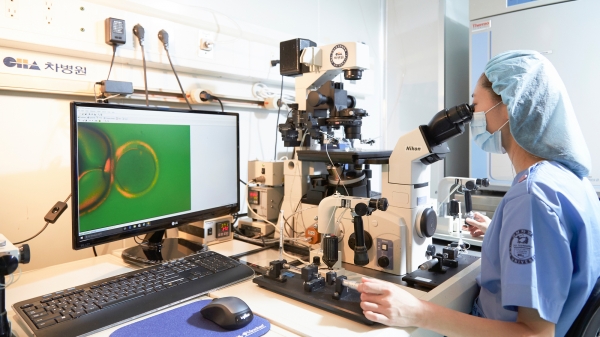 강남차병원 여성의학연구소 연구원이 편광현미경을 활용해 우수한 난자를 선별하고 있다. [사진=강남차병원 제공]