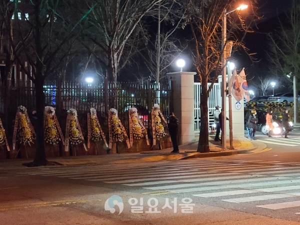 경기도 과천 정부종합청사 앞 근조 화환들 [사진=신수정 기자]