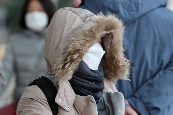 아침 체감온도가 영하권으로 떨어진 23일 오전 서울 여의도 환승센터에서 출근길 시민들이 두꺼운 옷을 껴입고 있다. 2020.11.23. [뉴시스]