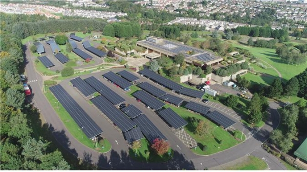 스코틀랜드 아비바의 퍼스 본부 사옥 주차장 태양광 발전소에 한화큐셀의 태양광 모듈이 공급됐다. [한화큐셀]