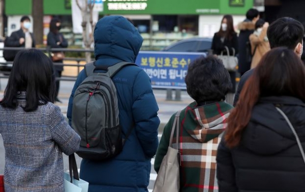 중국 고기압 영향으로 찬공기가 유입돼 전국 대부분이 아침기온 영하권 날씨를 보인 23일 서울 광화문 사거리에서 옷을 두텁게 입은 시민들이 출근하고 있다. 2020.11.23. [뉴시스]