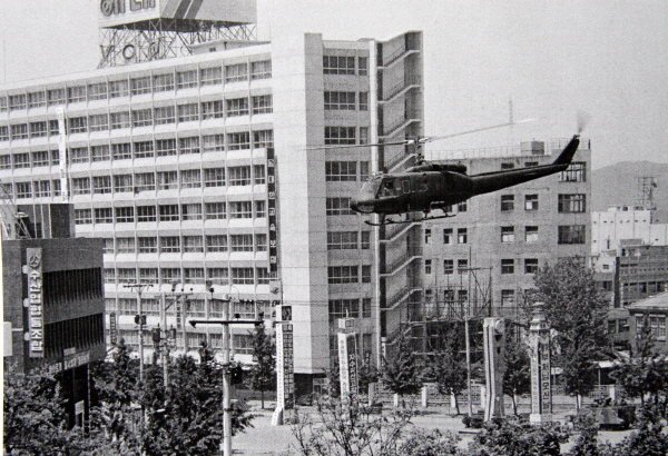 사진은 1980년 5·18 당시 광주 동구 금남로 전일빌딩 주변에 헬기가 날고 있는 모습. (사진 = 5·18 기념재단 제공 사진 촬영) [뉴시스]
