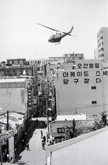 사진은 1980년 5·18 당시 광주 동구 금남로 전일빌딩 주변에 헬기가 날고 있는 모습. (사진 = 5·18 기념재단 제공 사진 촬영) [뉴시스]