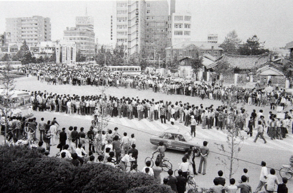 사진은 1980년 5·18 당시 광주 동구 금남로 전일빌딩 주변 모습. (사진 = 5·18 기념재단 제공 사진 촬영) [뉴시스]