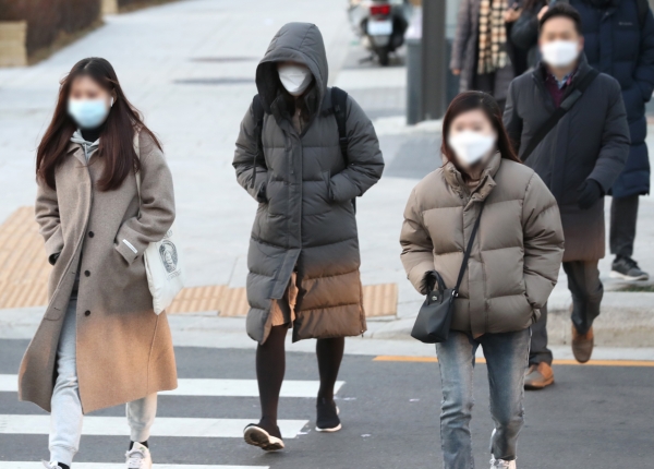 전국 대부분 지역에서 영하권 날씨를 보인 9일 오전 서울 서대문구 서대문역 인근에서 시민들이 두꺼운 옷을 입고 출근하고 있다. 2020.12.09. [뉴시스]