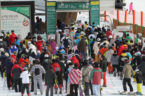 강원도내 스키장이 곳곳에서 개장된 가운데 5일 오후 홍천군 비발디파크 스키장이 겨울을 즐기려는 스키어들로 북적이고 있다. 2020.12.05. [뉴시스]