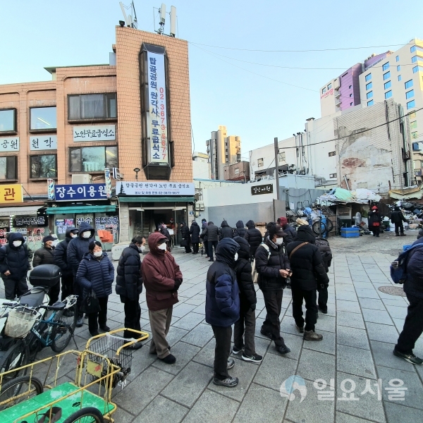 무료급식소 앞에서 차례를 기다리는 사람들 [사진=김혜진 기자]