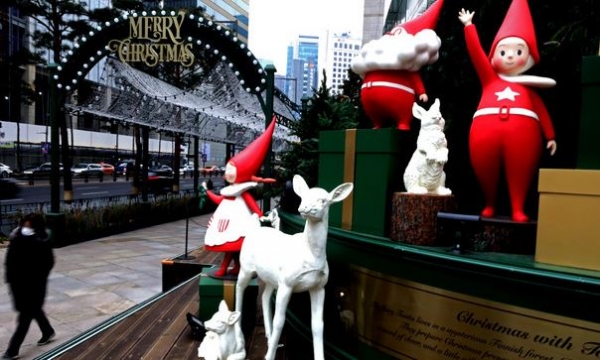 성탄절을 이틀 앞둔 23일 오전 서울 중구 을지로입구역 인근 건물에 크리스마스 트리가 설치되어 있다. 2020.12.23. [뉴시스]