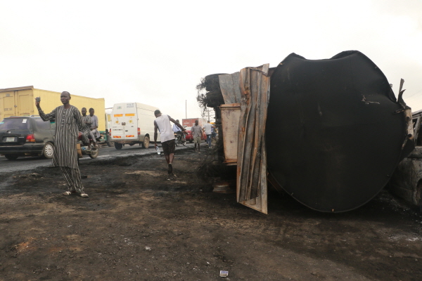 나이지리아 수도 라고스 부근 고속도로 진입로에서 일어난 유조트럭 폭발사고 현장. [뉴시스]