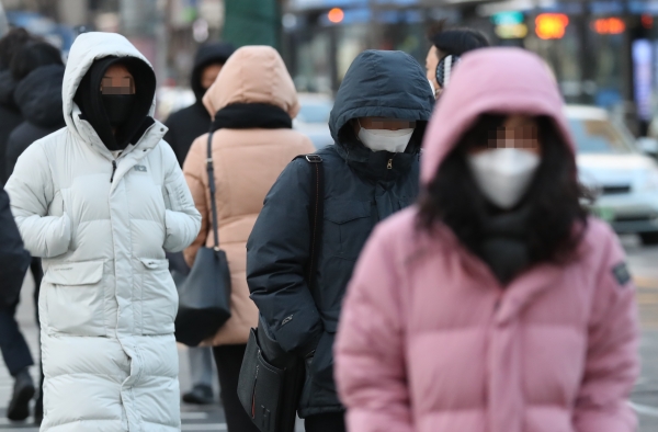 전국 기온이 전날보다 10도 이상 큰 폭으로 떨어지는 등 세밑한파가 시작된 30일 서울 광화문 사거리에서 옷을 두텁게 입은 시민들이 출근하고 있다. 2020.12.30. [뉴시스]