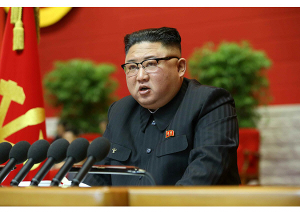 김정은 북한 국무위원장이 지난 5일 개막된 노동당 제8차 대회에서 사업총화 보고를 하고 있다. [뉴시스]