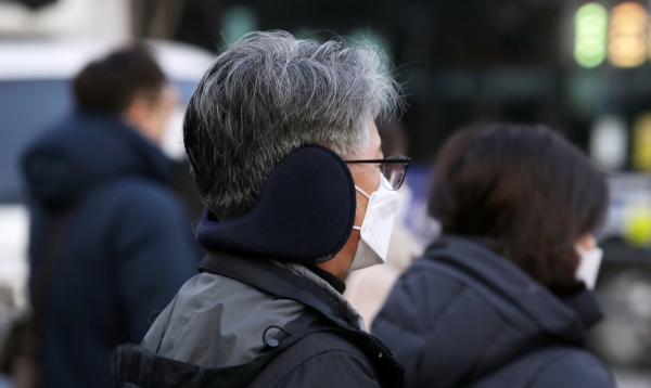 새해 첫 월요일인 4일 오전 서울 종로구 광화문 광장 인근에서 귀마개를 한 시민이 횡단보도를 건너고 있다. 2021.01.04. [뉴시스]