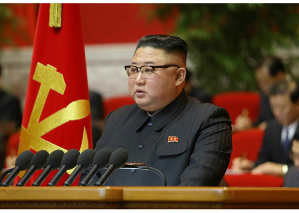 북한 조선노동당 제8차 대회 결정서 읽는 김정은 국무위원장 [뉴시스]