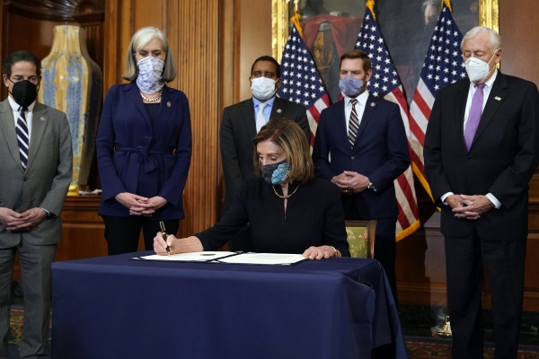 낸시 펠로시 미 하원의장이 13일(현지시간) 의회에서 도널드 트럼프 대통령의 탄핵소추안에 서명하고 있다. 펠로시 의장은 "오늘 하원은 그 누구도 법 위에 있지 않다는 것을 증명했다"라고 하원의 탄핵소추안 가결을 평가했다. 2021.01.14. [뉴시스]
