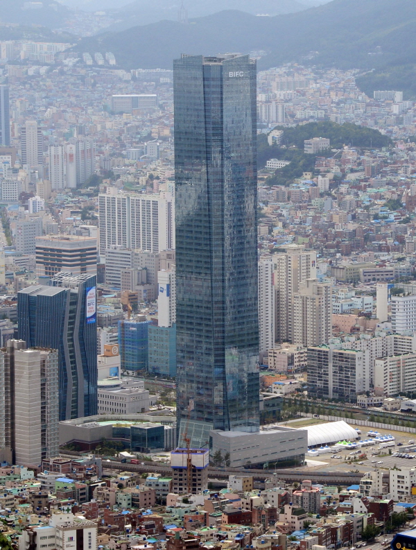 부산 금융중심지의 랜드마크인 남구 문현금융단지의 국제금융센터(BIFC). 높이가 289m에 달해 서울 63빌딩 보다 40m 더 높다. [뉴시스]