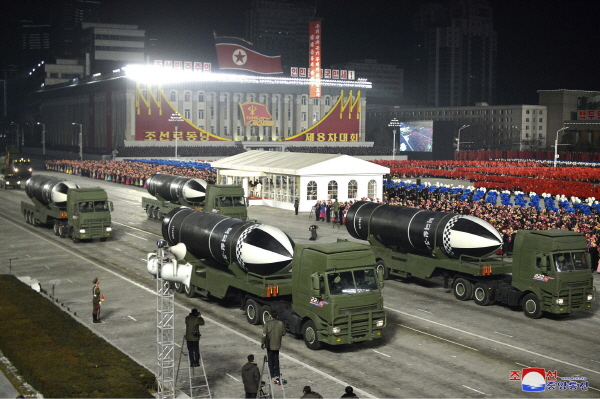 북한 노동당 8차 대회 기념 열병식에 등장한 신형 추정 SLBM [뉴시스]