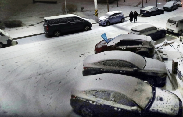 기상청이 중부지방에 많은 눈이 올 것으로 전망한 가운데 17일 밤 경기도 광명시 소하동 주택가 도로에 눈이 쌓이고 있다. 2021.01.17. [뉴시스]