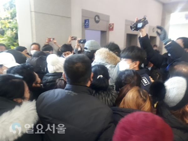20일 대전유흥업주들이 대전시청사에서 장기 강제휴업 조치에 항의하고 있다./(사진=최미자 기자)