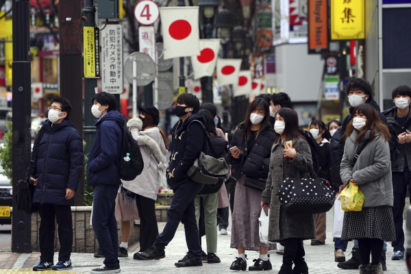 일본 도쿄 시부야에서 신종 코로나바이러스 감염증(코로나19) 감염 예방을 위해 마스크를 쓴 시민들이 횡단보도를 건너기 위해 기다리고 있다. [뉴시스]