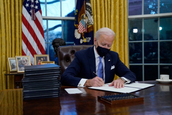 조 바이든 대통령이 백악관 집무실에서 행정업무를 보고 있다. [월스트리트저널]
