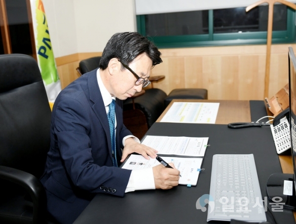 최종환 파주시장이 지난 2018년 7월 3일 취임 첫 결재로 ’남북 평화협력TF팀‘ 설치 계획에 서명하고 있는 모습