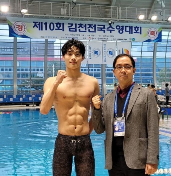 자유형 100m 한국 신기록 세운 황선우(왼) [대한수영연맹 제공]