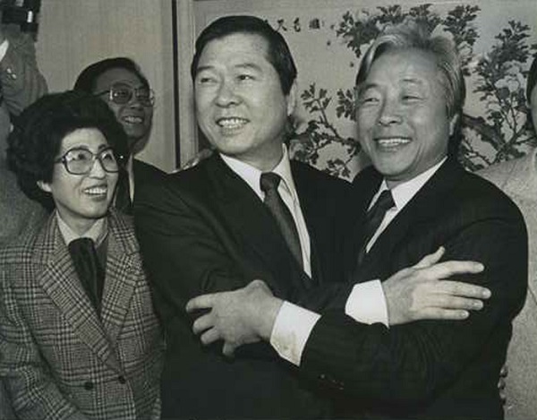 1985년 3월 6일 김대중 전 대통령과 함께한 YS. 2015.11.22. (사진은 독자 정태원씨 제공) 뉴시스