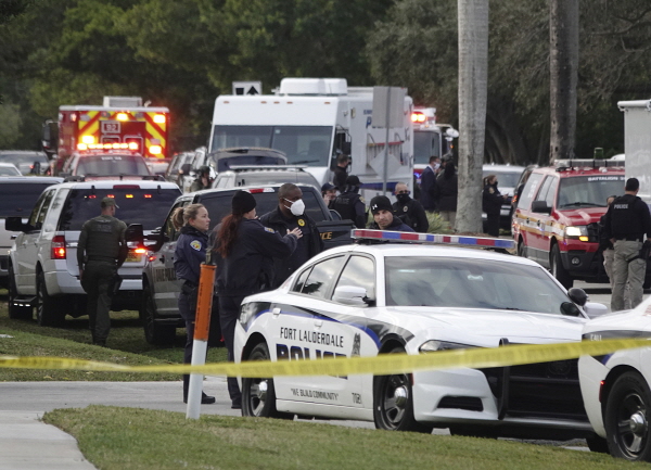 미국 플로리다주의 FBI 요원 총격 전사 현장에 지난 2일 새벽의 총격사건 직후 많은 수사진의 차량들이 몰려들어 현장을 수습하고 있다. [뉴시스]