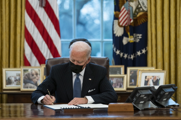 조 바이든 미국 대통령이 지난 25일(현지시간) 백악관 집무실에서 도널드 트럼프 전 대통령이 금지했던 성전환자의 군 복무를 허용하는 행정 명령에 서명하고 있다. [뉴시스]