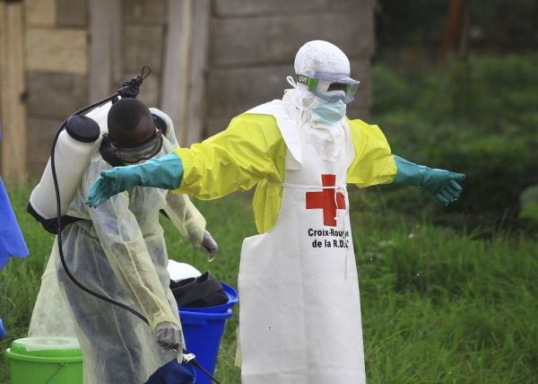 콩고 동부 베니시에 위치한 에볼라 치료소 직원이 지난해 9월9일 동료 직원에게 소독제를 뿌리고 있다. [뉴시스]