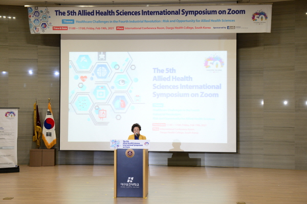 19일 오전 11시 대구보건대학교 연마관 국제대회의실에서 국제보건통합심포지엄을 개최하고 있다.