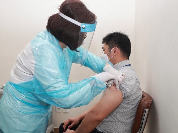 26일 코로나19 백신 첫 접종자인 성심요양병원에 근무하는 의료진이 접종하고 있다.