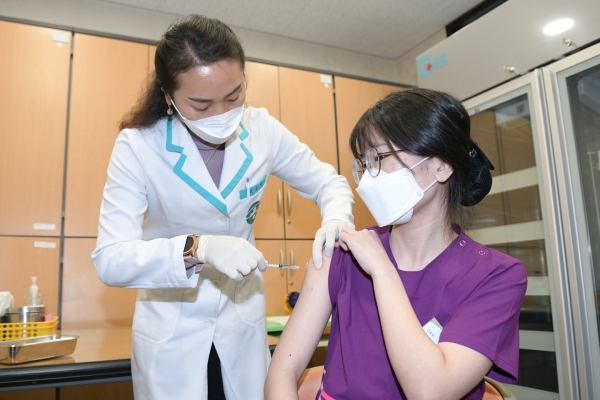 26일 세종시의 코로나19 백신 1호 접종자는 20대 요양병원 간호사 이하현씨로 본인동의하에 접종을 시작하고 있다.