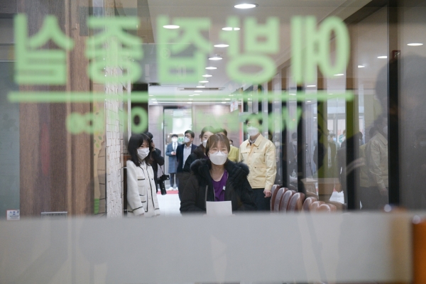 26일 1호 백신 접종자 이하현 간호사가 예방접종실로 들어서고 있다.