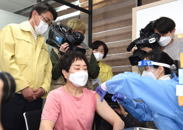 서울 노원구에서 26일 코로나19 백신 첫 접종을 진행하고 있다. [사진=노원구 제공]