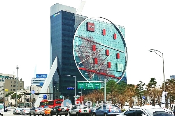 HDC현대산업개발이 서울과 수도권을 중심으로 지하 주차장 수직 증축 등 활발한 리모델링 사업에 나서고 있다. [이창환 기자]