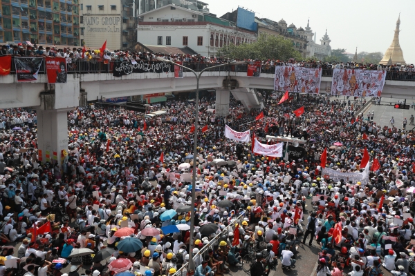 22일 미얀마 양곤 시내의 한 교차로에 군부 쿠데타 반대 시위대가 모여들고 있다. 군사 정권의 유혈진압 위협에도 미얀마 전역에서 총파업이 벌어져 수백만 명이 거리로 쏟아져 나왔다. 2021.02.22. [뉴시스]