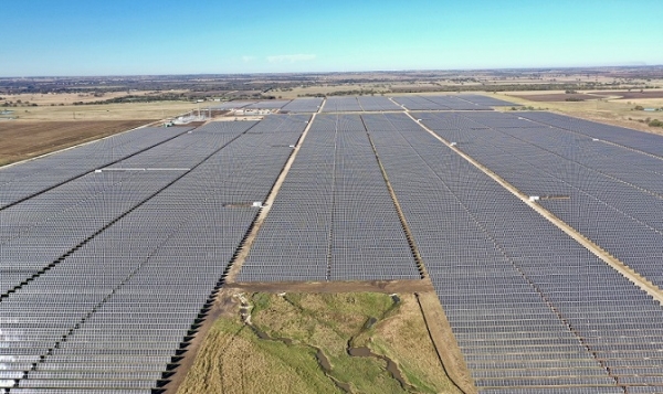 한화큐셀이 미국 텍사스주에 건립한 태양광 발전소 매각에 성공했다. 해당 발전소는 가정용 사용량 기준 연간 11만5000여명이 사용할 수 있는 전기를 생산한다. [한화큐셀]
