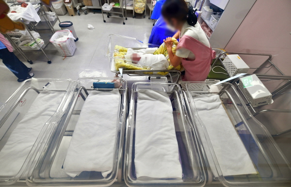 경기 수원시 한 병원 신생아실의 모습. 본 사진은 기사 내용과 직접적 관련이 없음. [뉴시스]